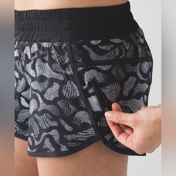 Lululemon Tracker Shorts Patterned, Mini Warp
White/Black Size 4 - Picture 7 of 14